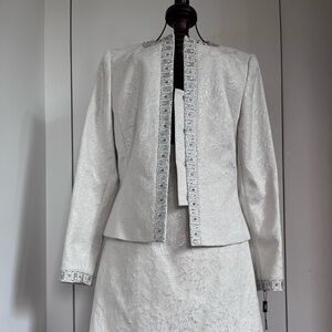 NWT Tahari skirt suit with silver brocade accents— Size 8